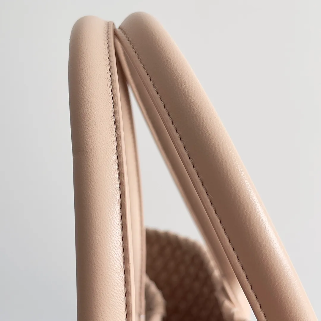 Batch 2860 Classic returns... (large size 51cm) • Cabat, born in 2001, is one of the most iconic styles of the Bottega Veneta workshop. The whole bag is made of top-grade imported lambskin. There is no exposed logo on the whole bag, but with the classic wide woven elements, you can tell who it belongs to at a glance! Can be carried on one shoulder, very practical! Style number: 608811 Size: 51*18*28